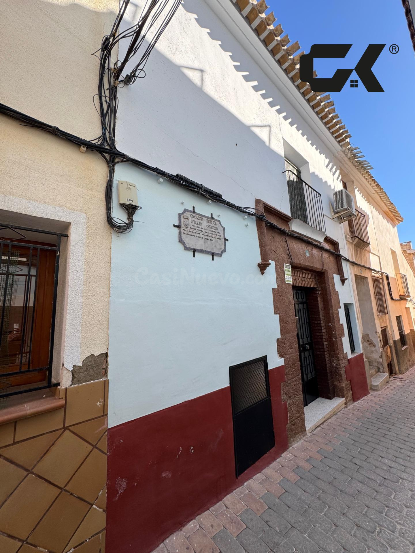 Casa con encanto en Mula: 260 m2, Bodega histórica, Pozo y gran Terraza, Precio: 89.900€