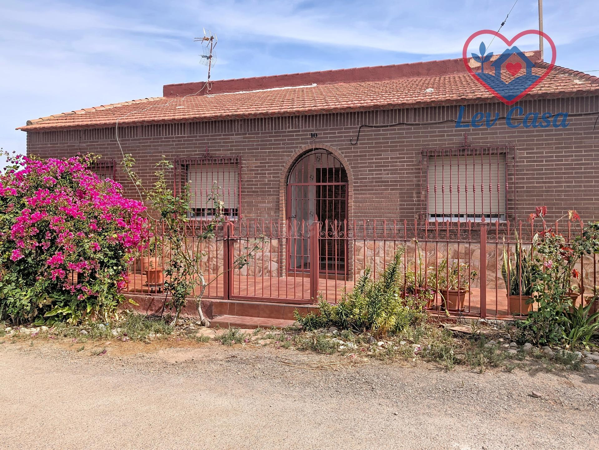 Casa de campo en venta en Ramonete, Lorca | Parcela de 7.000 m2 | Invernadero | Balsa de riego | Derechos de agua