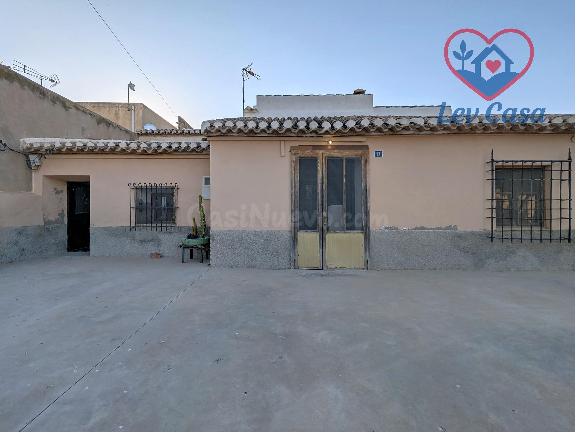 CASA DE CAMPO CON 4 DORMITORIOS, PATIO PRIVADO Y TERRENO CON 60 OLIVOS