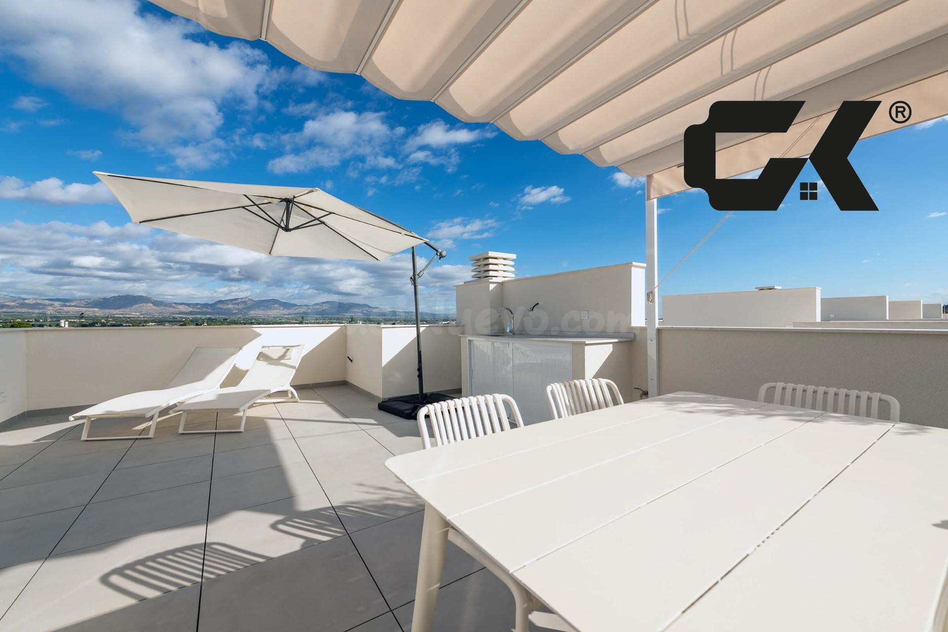 Tu nueva vida en la Vega Baja: solárium, grandes terrazas, piscina y una vivienda de diseño lista para disfrutar.