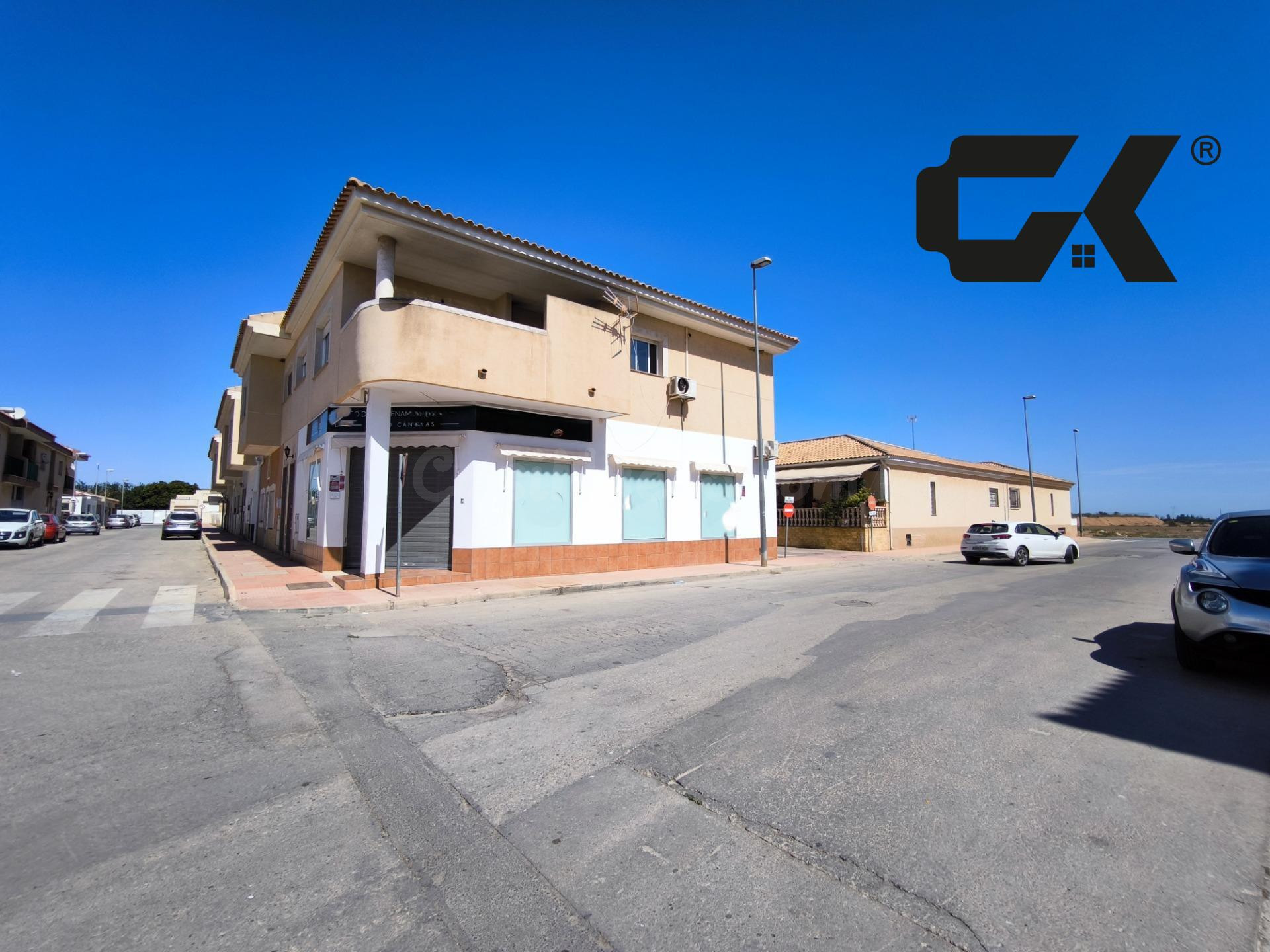 Local comercial esquinero con amplia fachada y escaparates en Torre-Pacheco