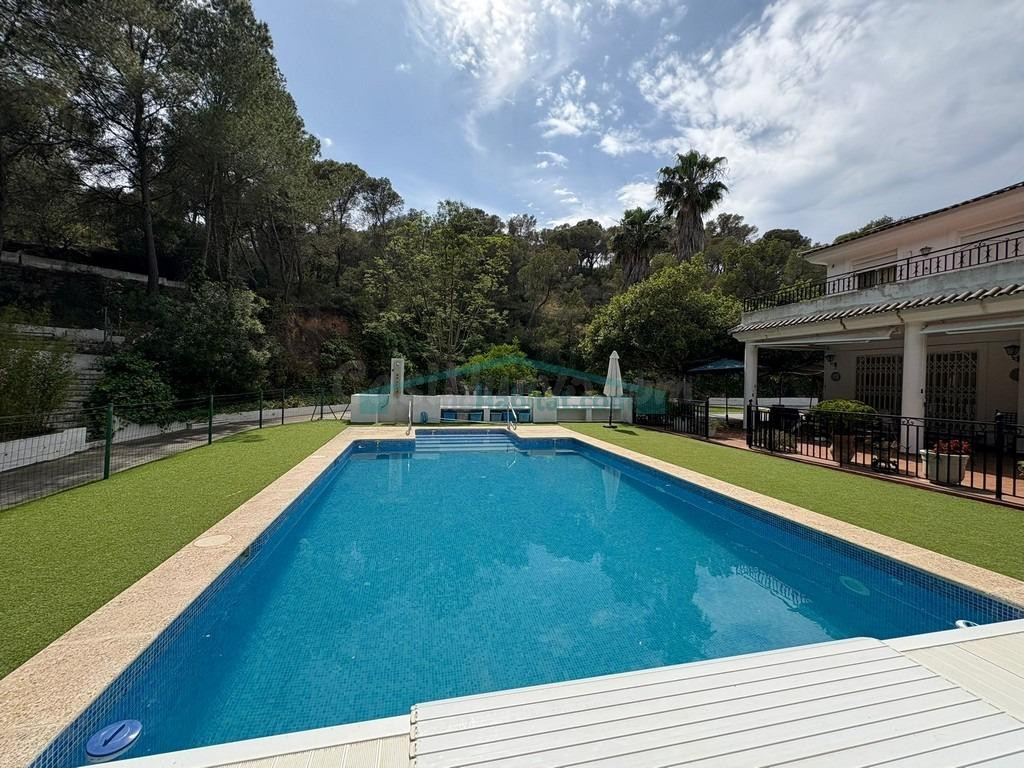Exclusivo chalet independiente con gran parcela y piscina climatizada en Gilet