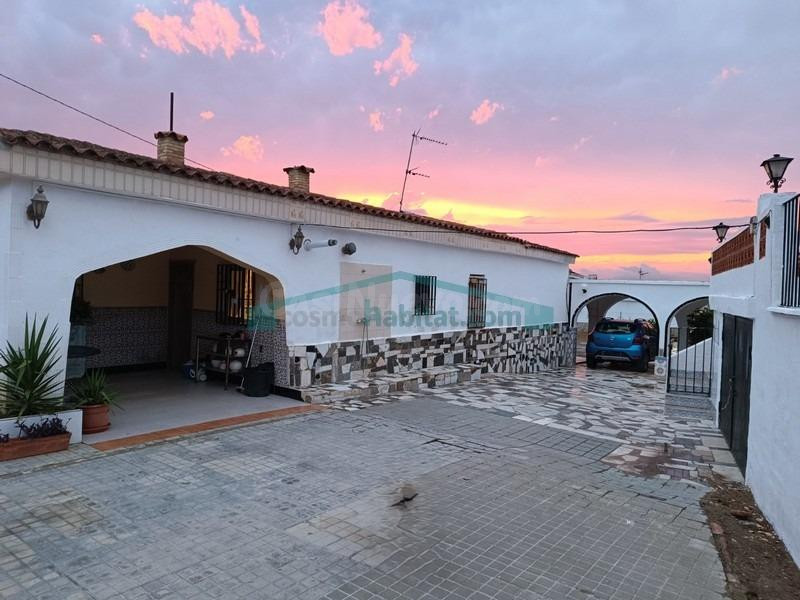 Chalet rústico con piscina y gran parcela en Vilamarxant