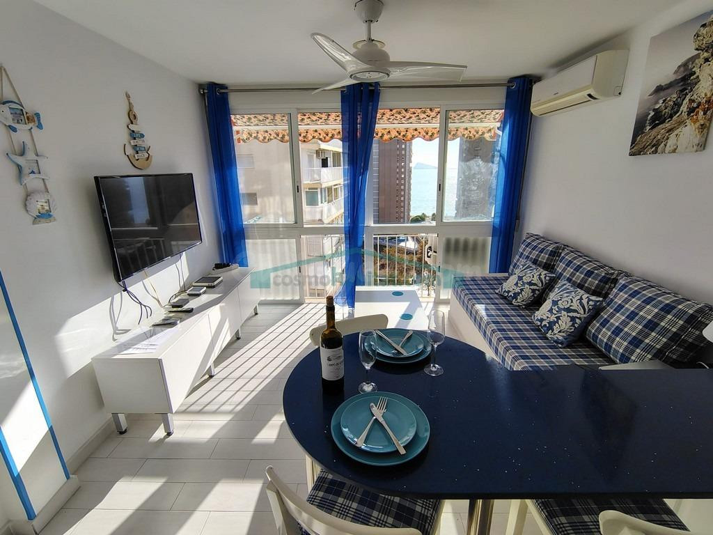 ¡Apartamento en planta alta con vistas al mar en Benidorm!