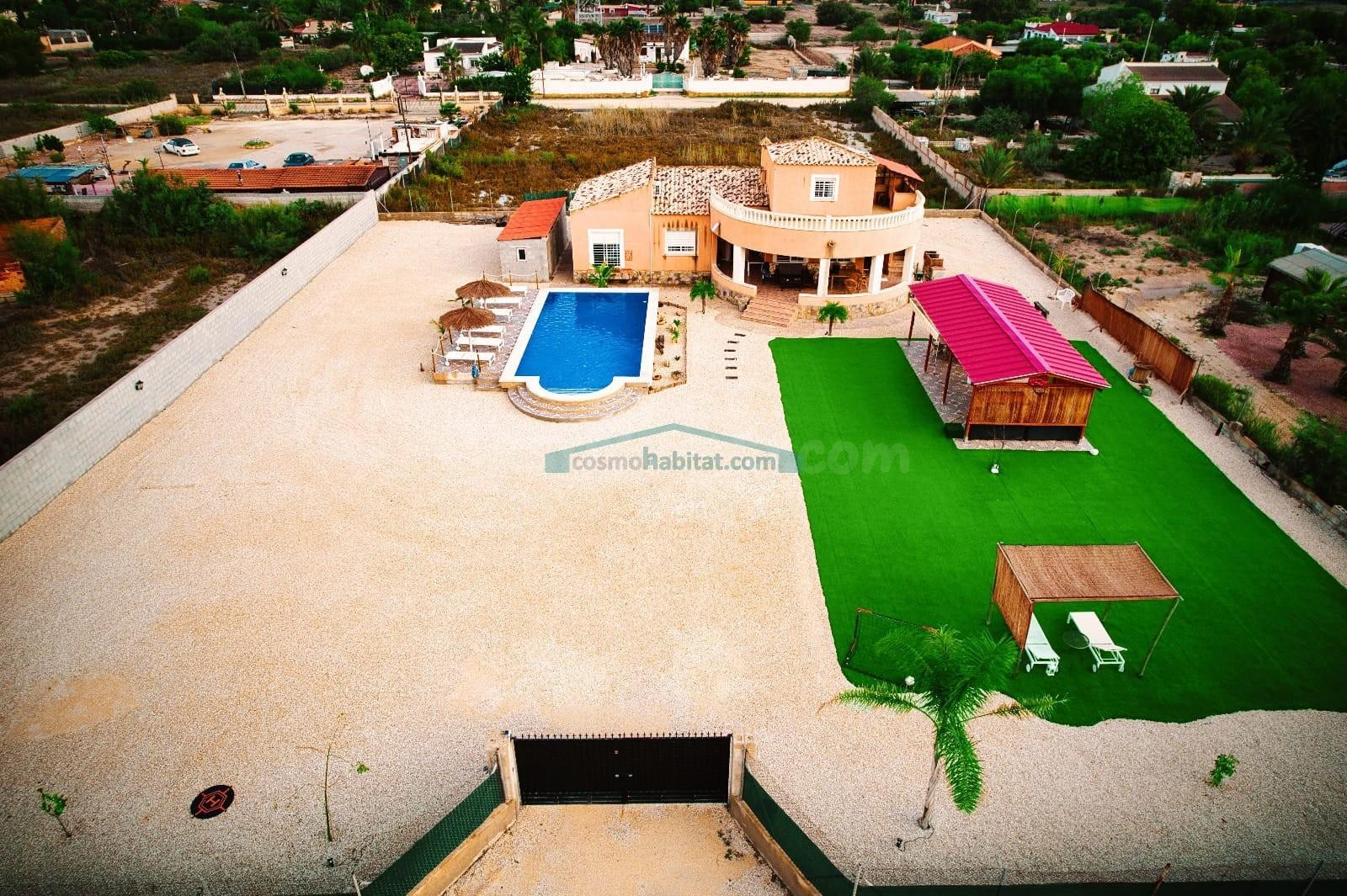 Chalet con gran parcela, piscina privada y zona wellness cerca del mar en Elche (Alicante)