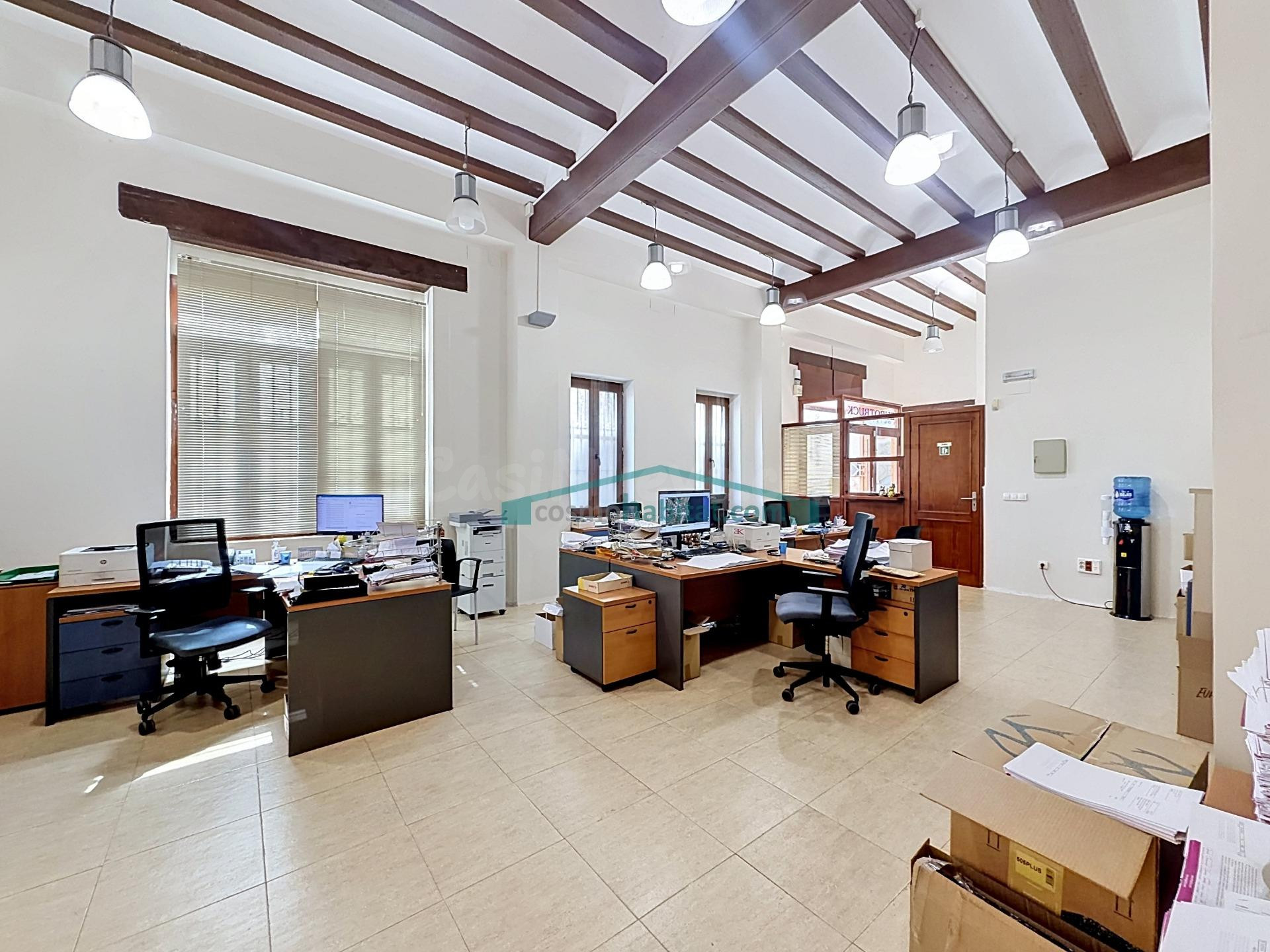 Amplio inmueble de 262 m2 con gran potencial residencial junto a la Marina de Valencia