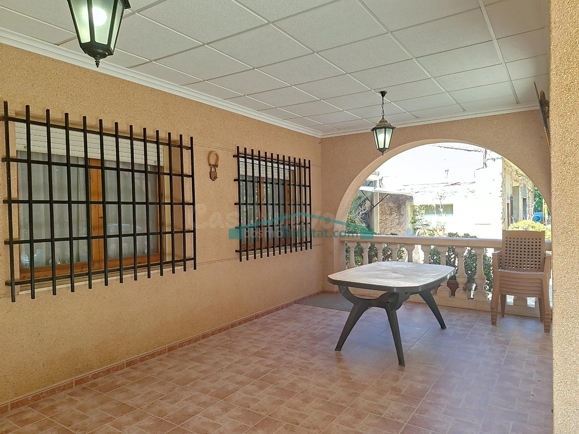 Exclusivo Chalet en Mutxamel con Amplio Terreno y Comodidades Únicas