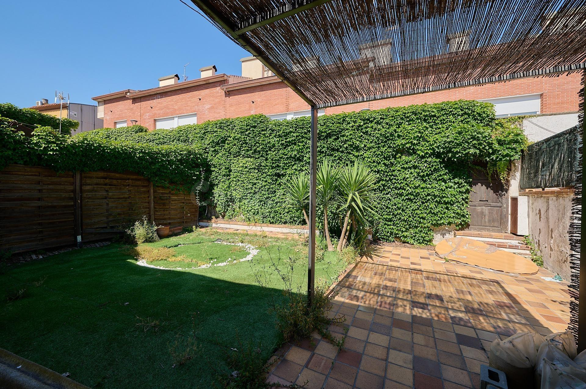 CASA CANTONERA CON JARDÍN EN EL CENTRO DE SENTMENAT
