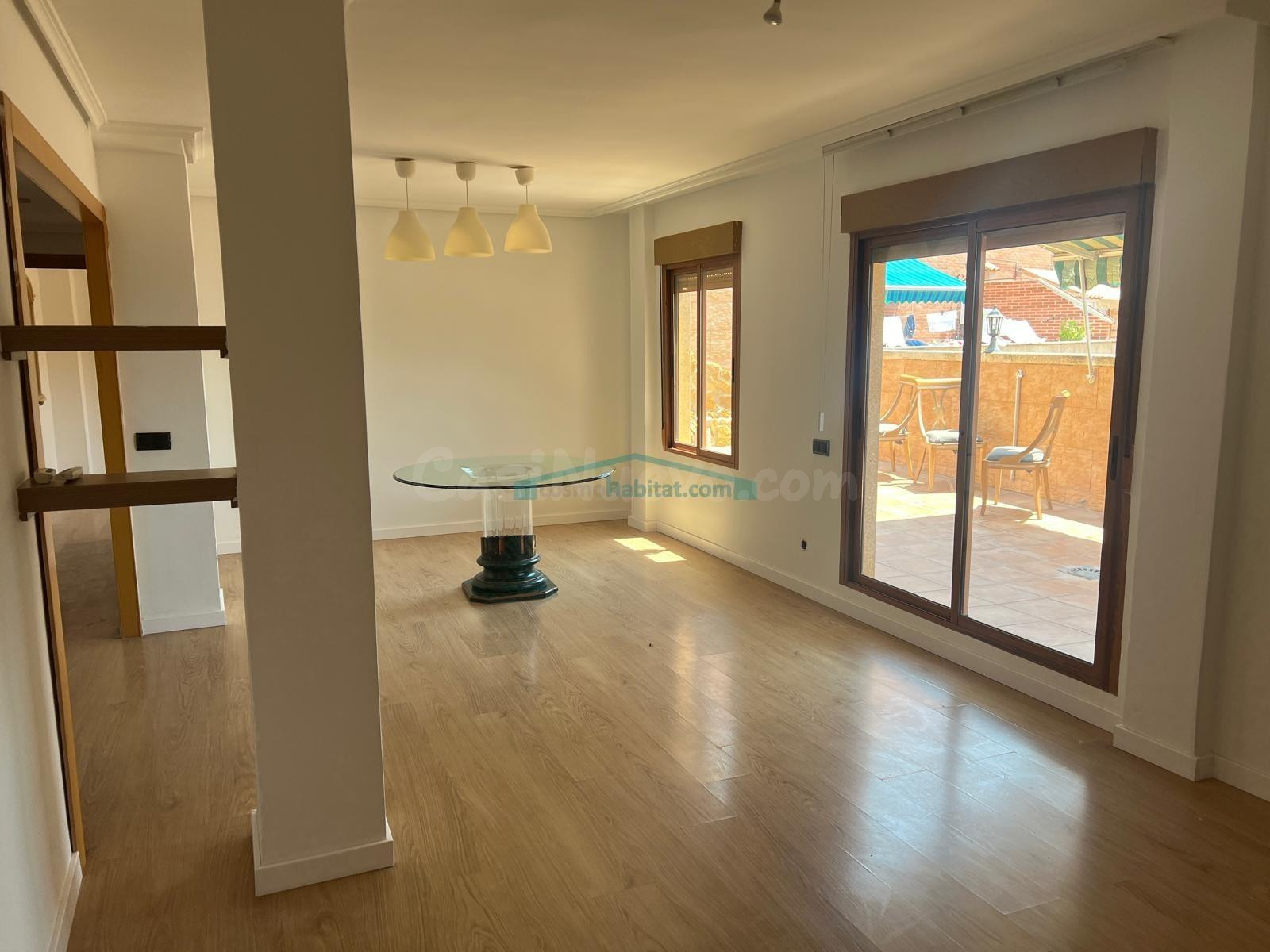 Ático con terraza, vistas abiertas y orientación sur en el centro de Ibi