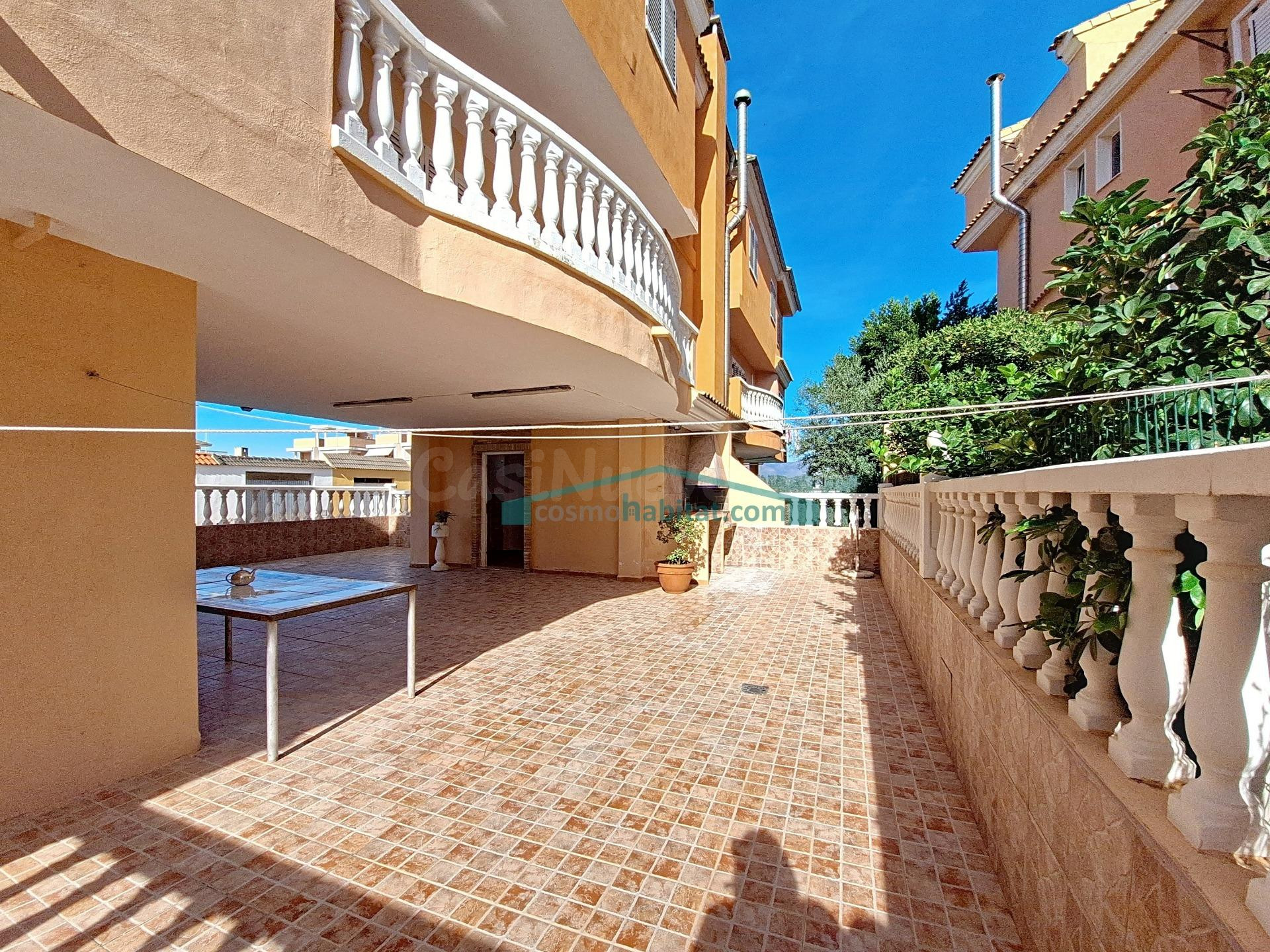 ADOSADO EN MONCOFA PLAYA CON 100 m2 DE PATIO PRIVADO Y GARAJE