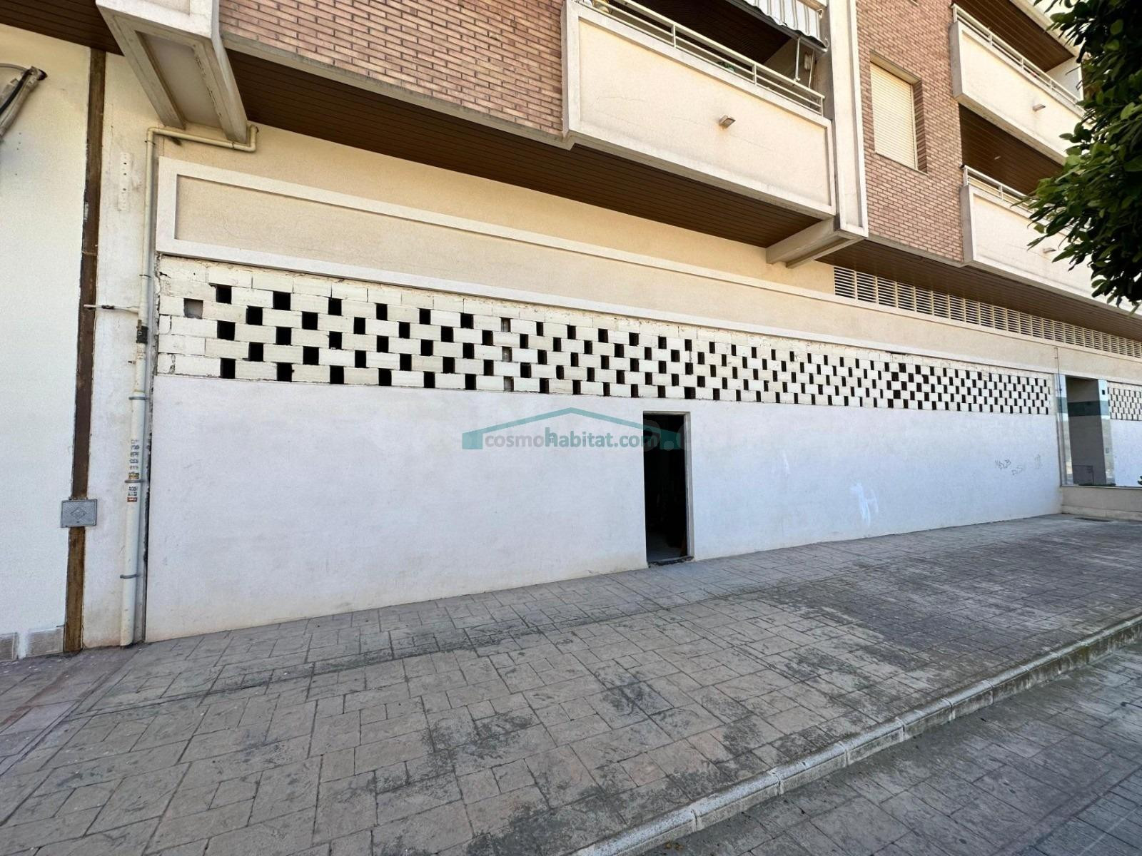 Local comercial de 200 m2 con proyecto y licencias para 3 apartamentos en el centro de L'Alfàs del Pi