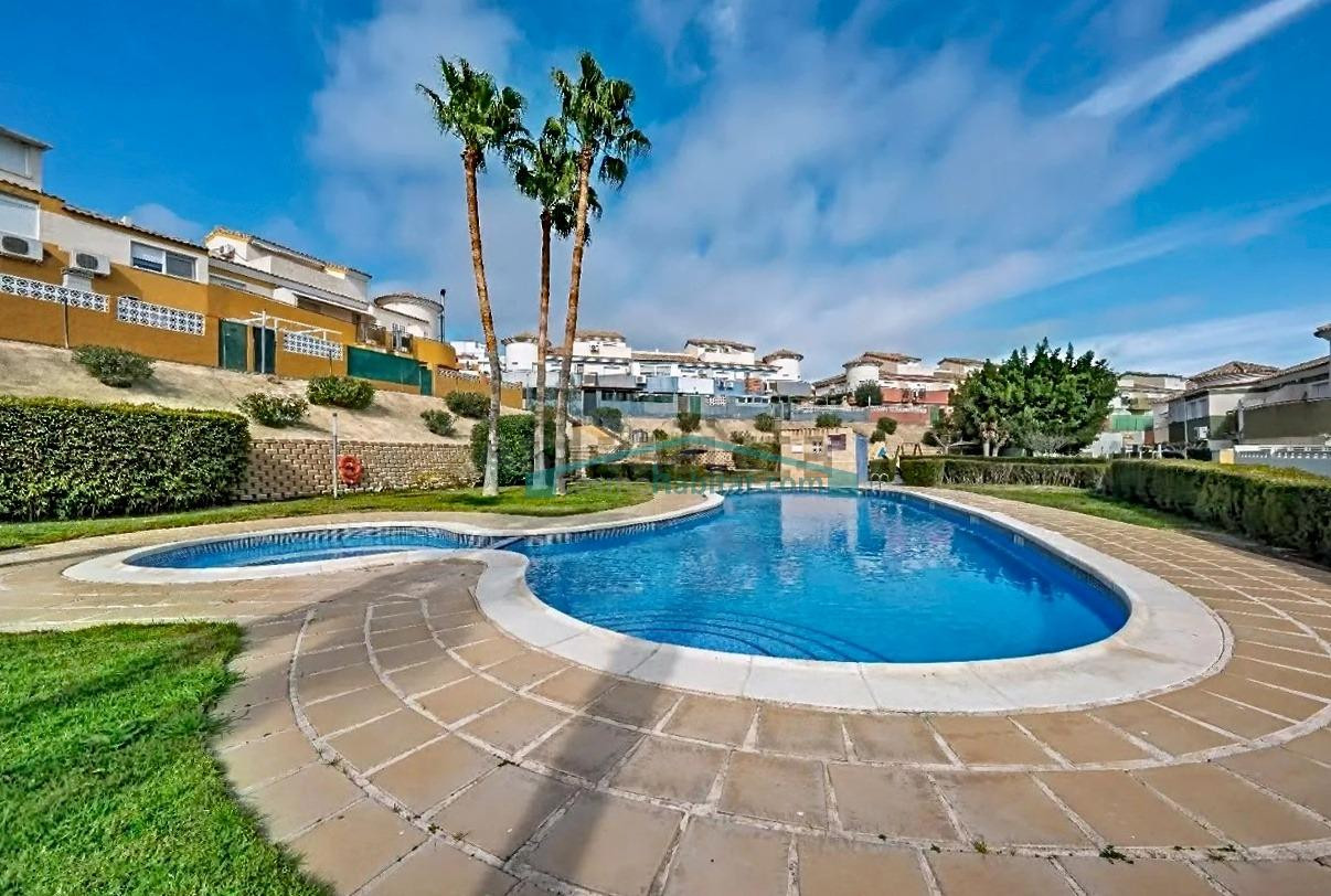 Chalet adosado Finestrat: Espacio, Luz y Comodidad