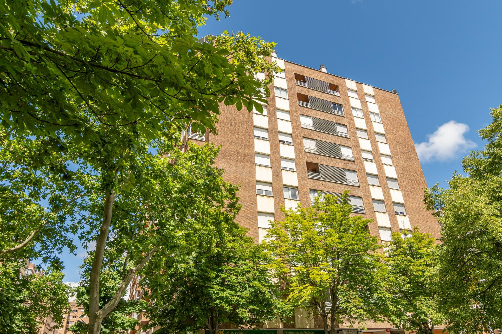 Vivienda totalmente exterior con terraza y amplia plaza de garaje en Iturrama