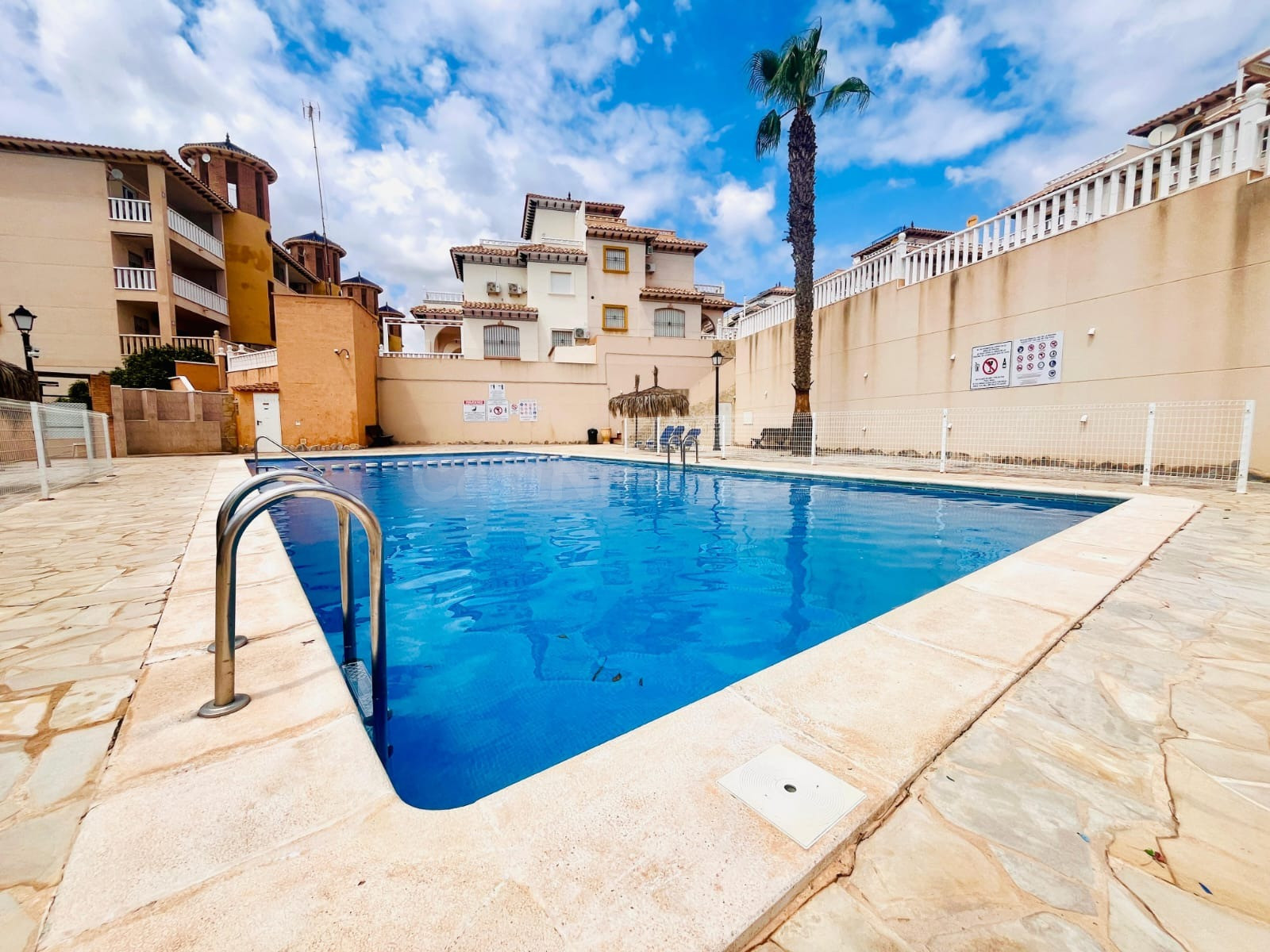 Acogedor Apartamento de 2 habitaciones con Jardín y Piscina en Excelente Ubicación