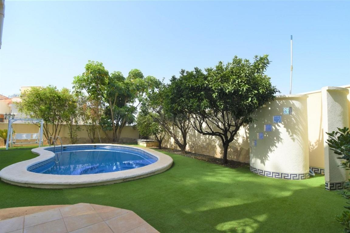 Exclusivo Chalet en Ciudad Quesada con Piscina y Terraza
