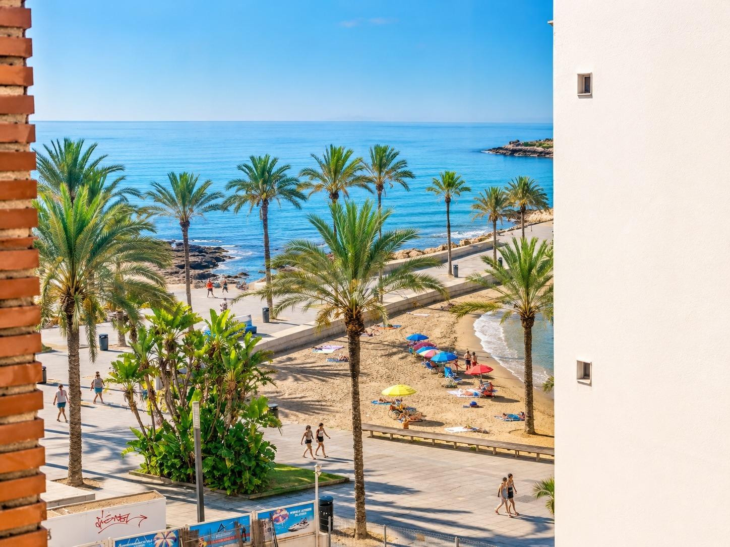 ¡Tu Nuevo Hogar en el Paseo Marítimo de Torrevieja!