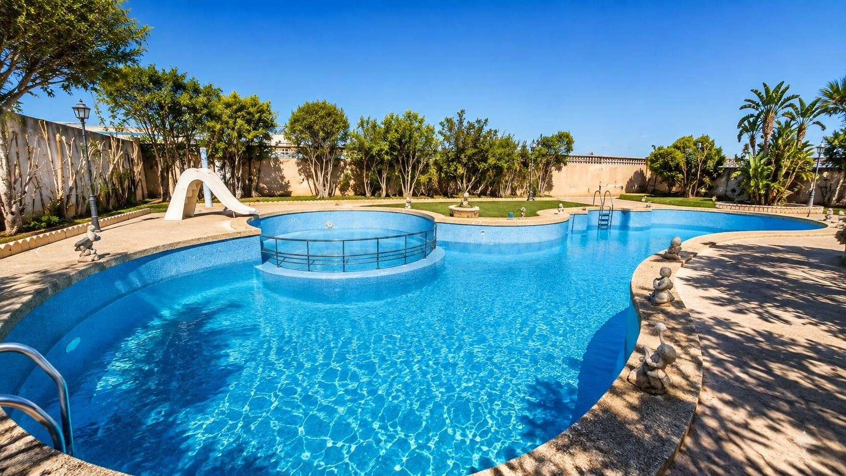 ESPECTACULAR FINCA DE 12.000 M2 CON DOS VIVIENDAS, GRAN NAVE Y PISCINA