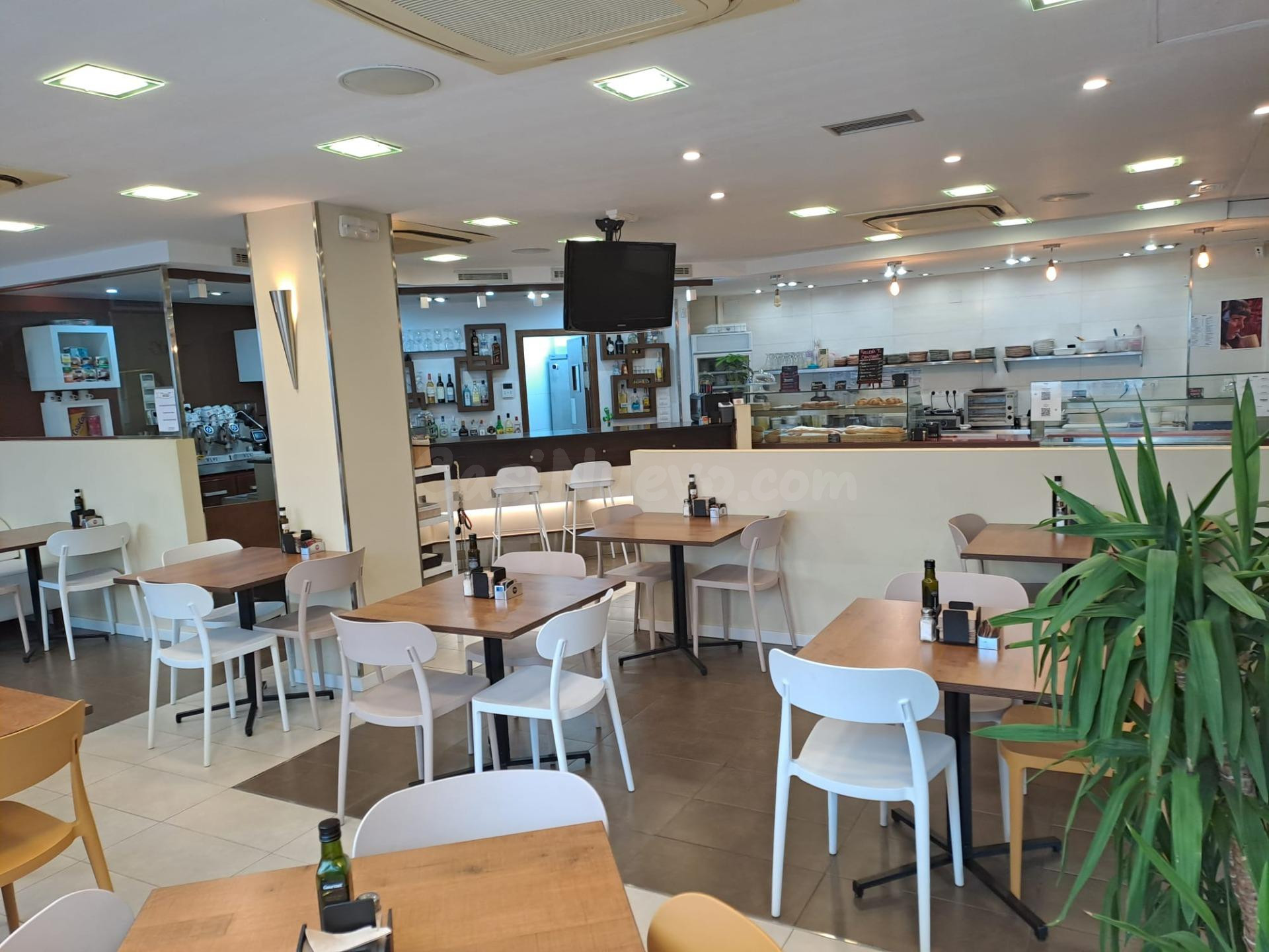 CAFETERÍA EN TRASPASO