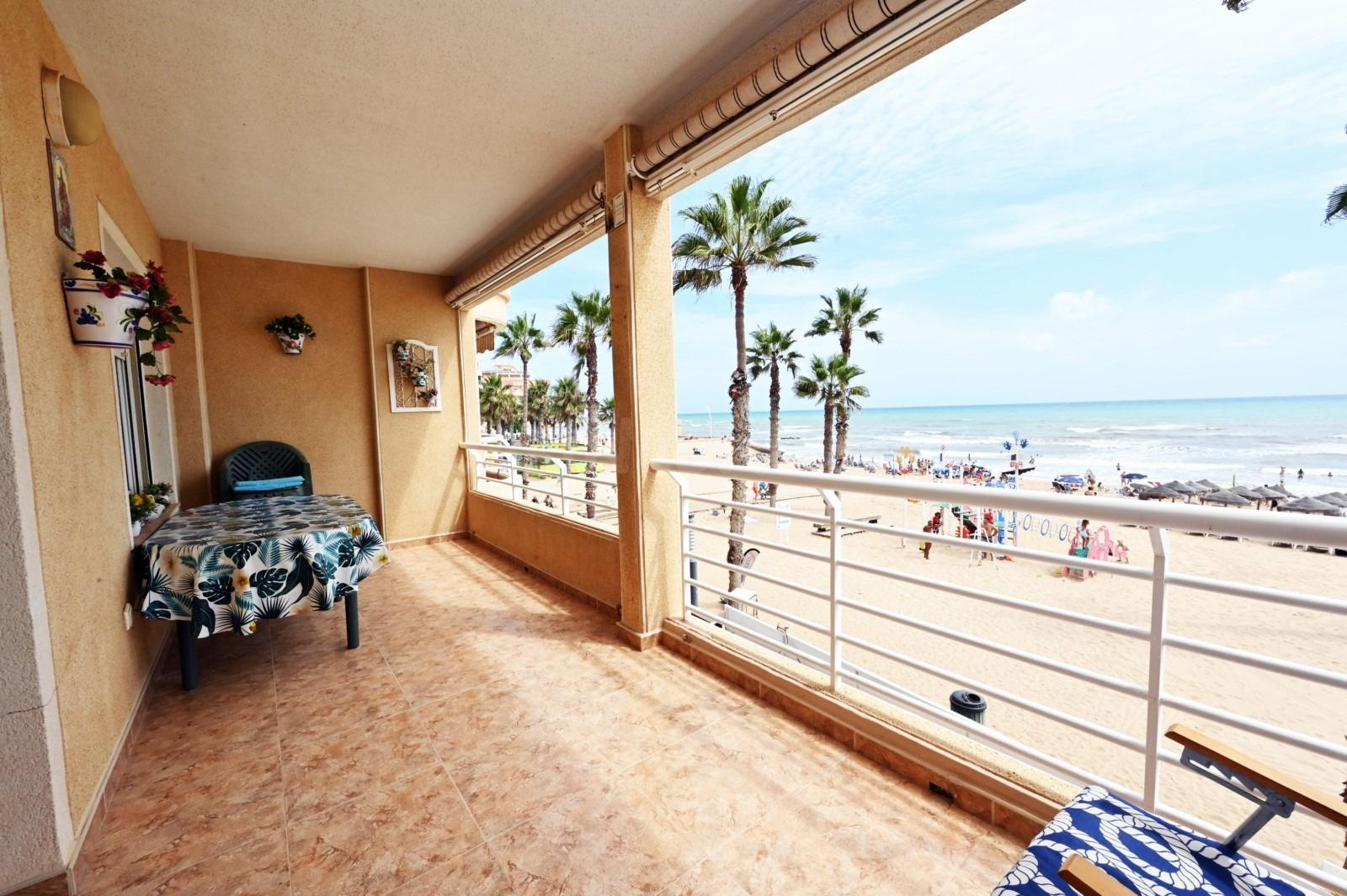 Se vende espectacular piso en primera línea de playa en La Mata, Torrevieja.