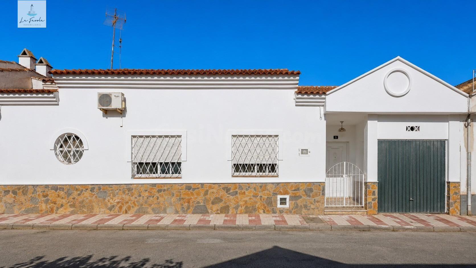 CHALET ADOSADO DE 4 DORMITORIOS EN estación DE CÁRTAMA (MÁLA