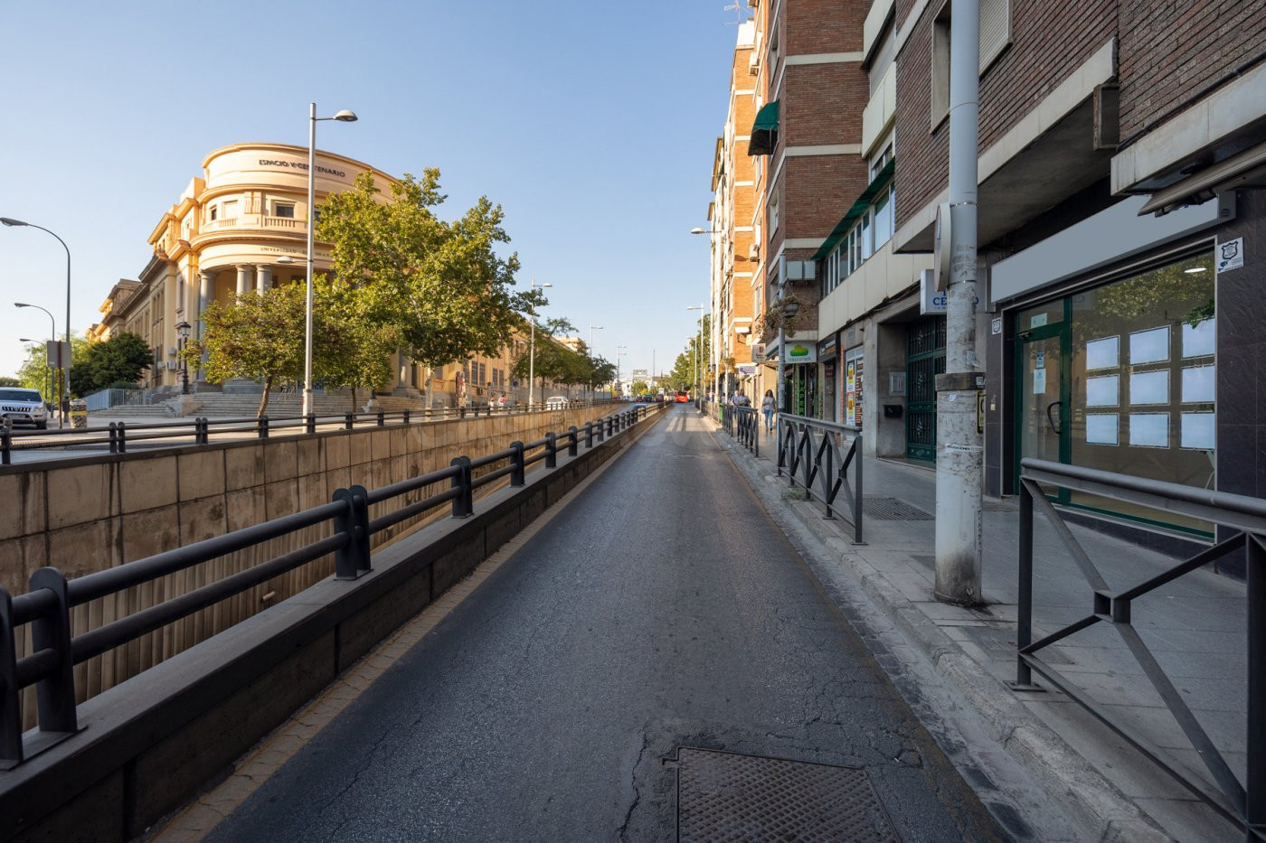Local comercial en Avda. Madrid, frente a la antigua Facultad de Medicina.