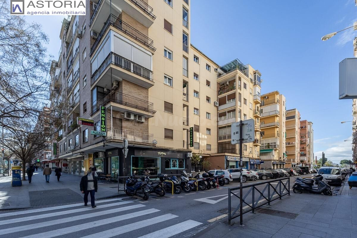 Camino de Ronda. A 300 metros de calle Recogidas. Piso 3 dormitorios, 2 baños, cocina.