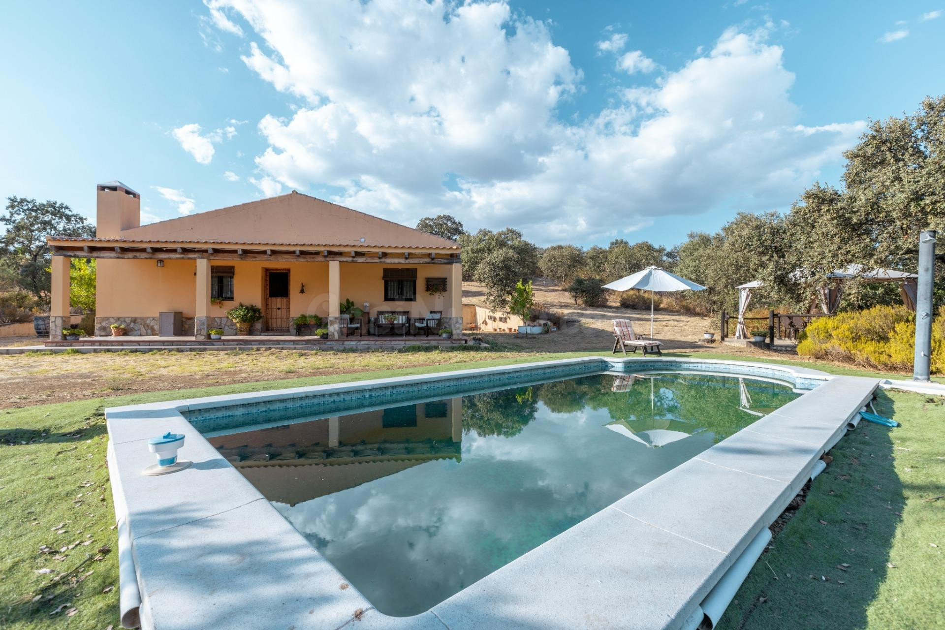 CHALET EXCLUXIVO JUNTO AL LAGO EN DEHESA CAMPOAMOR (CASTILBLANCO DE LOS ARROYOS)