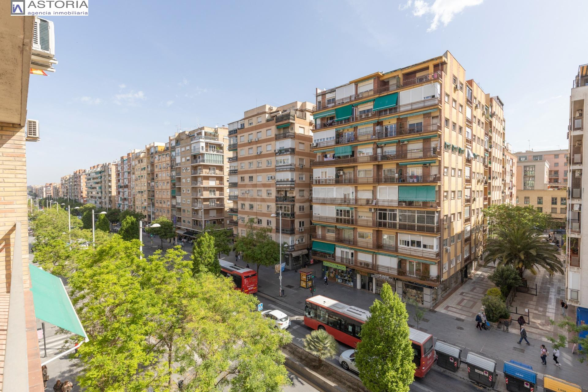 Piso con terraza y gran potencial junto a Camino de Ronda