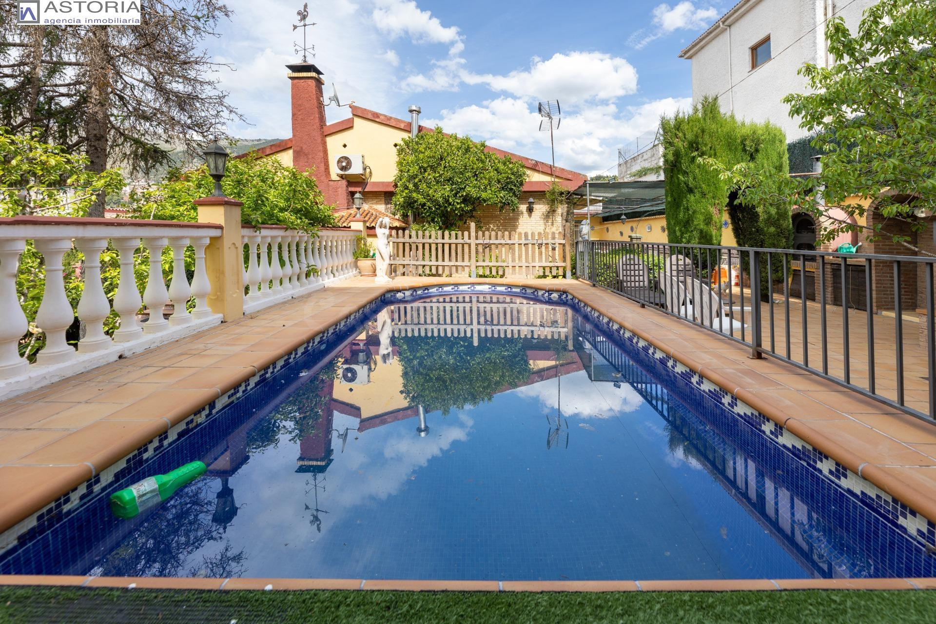 Espectacular chalet independiente con piscina en Alfacar - foto 3