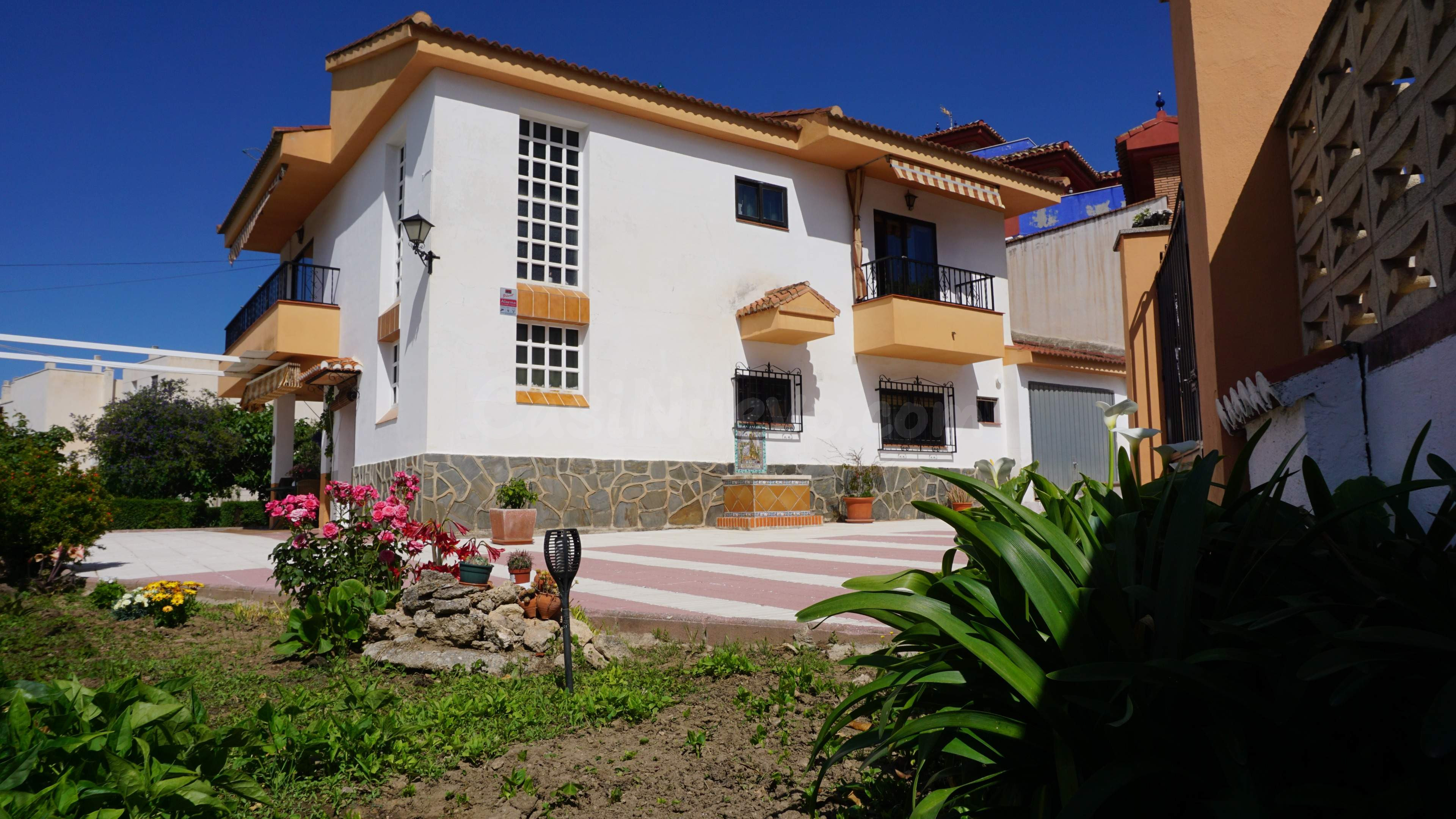 CHALET INDEPENDIENTE EN CAJAR PARCELA 1105 M2 PISCINA PISTA BALONCESTO HUERTO VISTAS A GRANADA