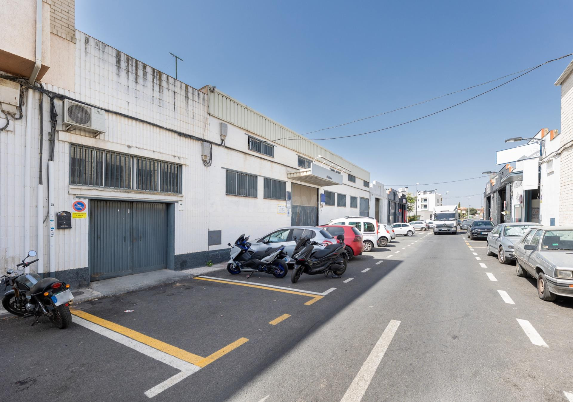 NAVE EN INMEJORABLE SITUACIÓN HABILITADA PARA TALLER