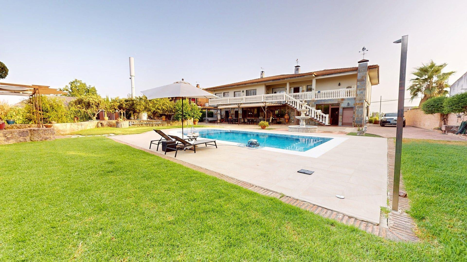 MAGNIFICO CHALET INDEPENDIENTE EN ZONA SANSUEÑA, CON DOS PLANTAS INDENDIENTES, CON MAS DE 600 METROS CUADRADOS y PISCINA