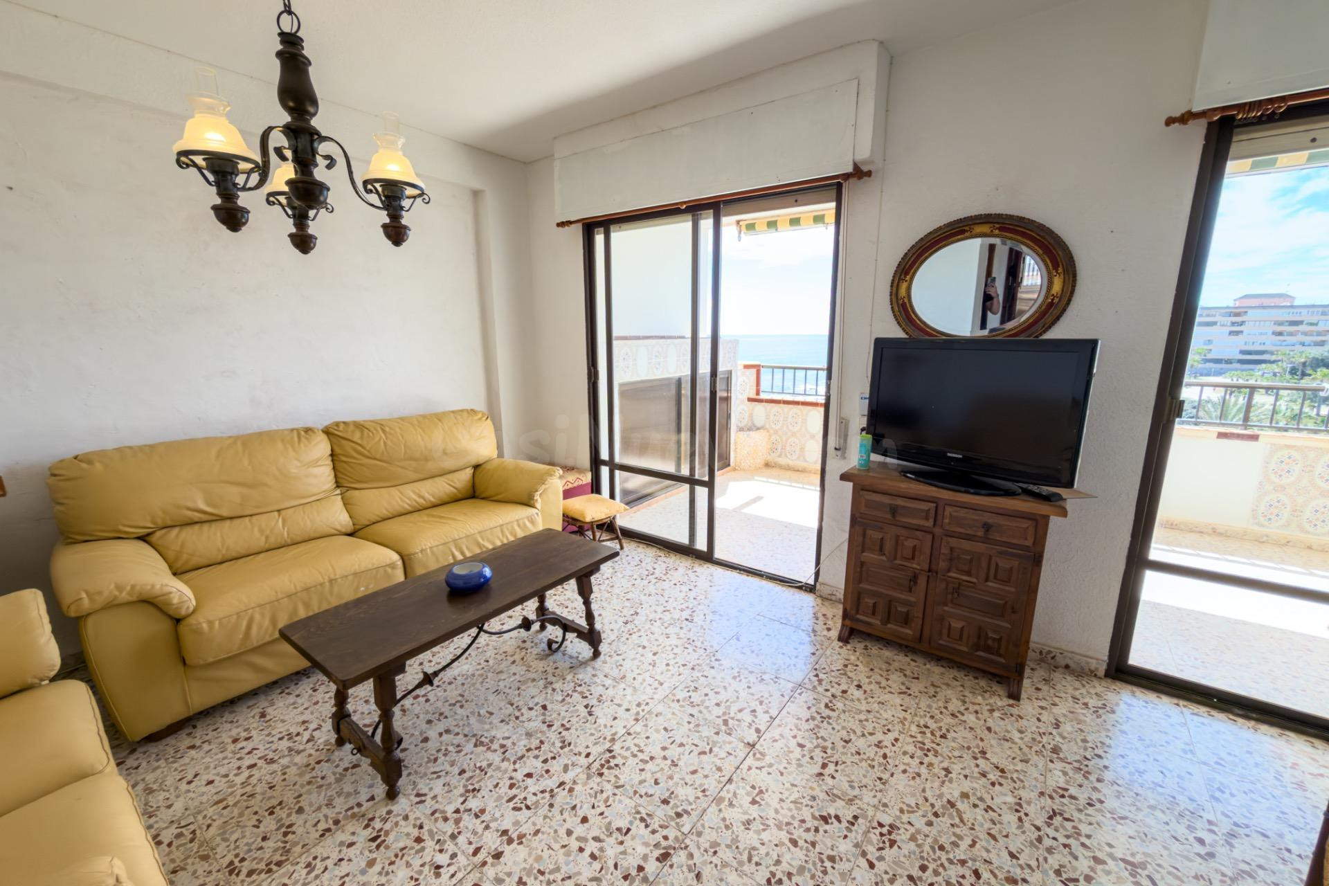 Ático con terraza y vistas frontales al mar en Cabo Cervera