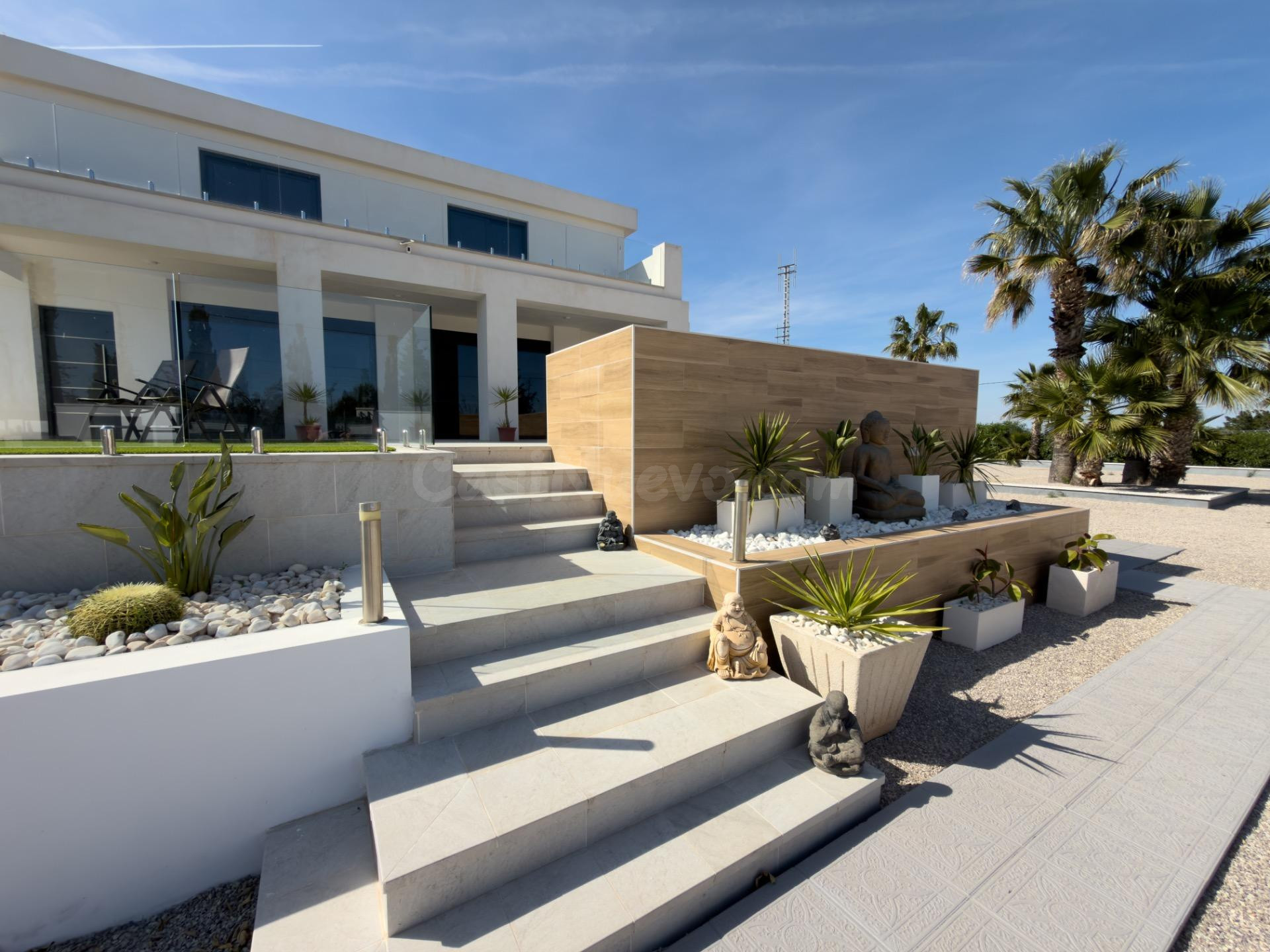 Exclusiva finca con villa de lujo, piscina tipo resort y gran potencial en Los Montesinos