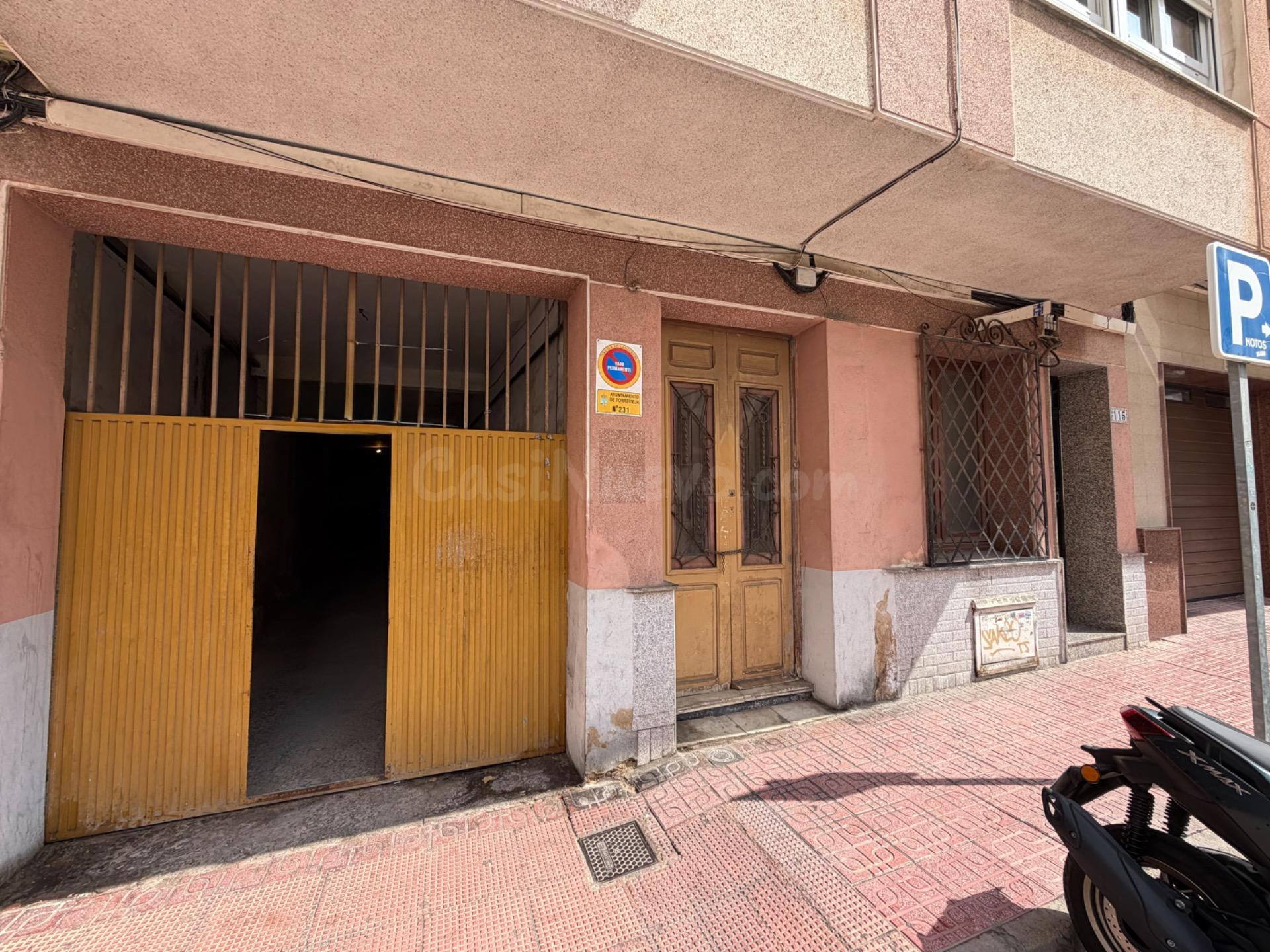 LOCAL COMERCIAL EN PLANTA BAJA EN PLENO CENTRO DE TORREVIEJA – GRAN SUPERFICIE Y MÚLTIPLES POSIBILIDADES