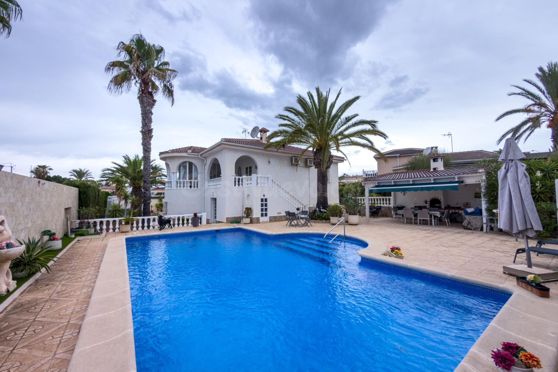 Chalet independiente con gran parcela, piscina privada y amplios espacios en Ciudad Quesada