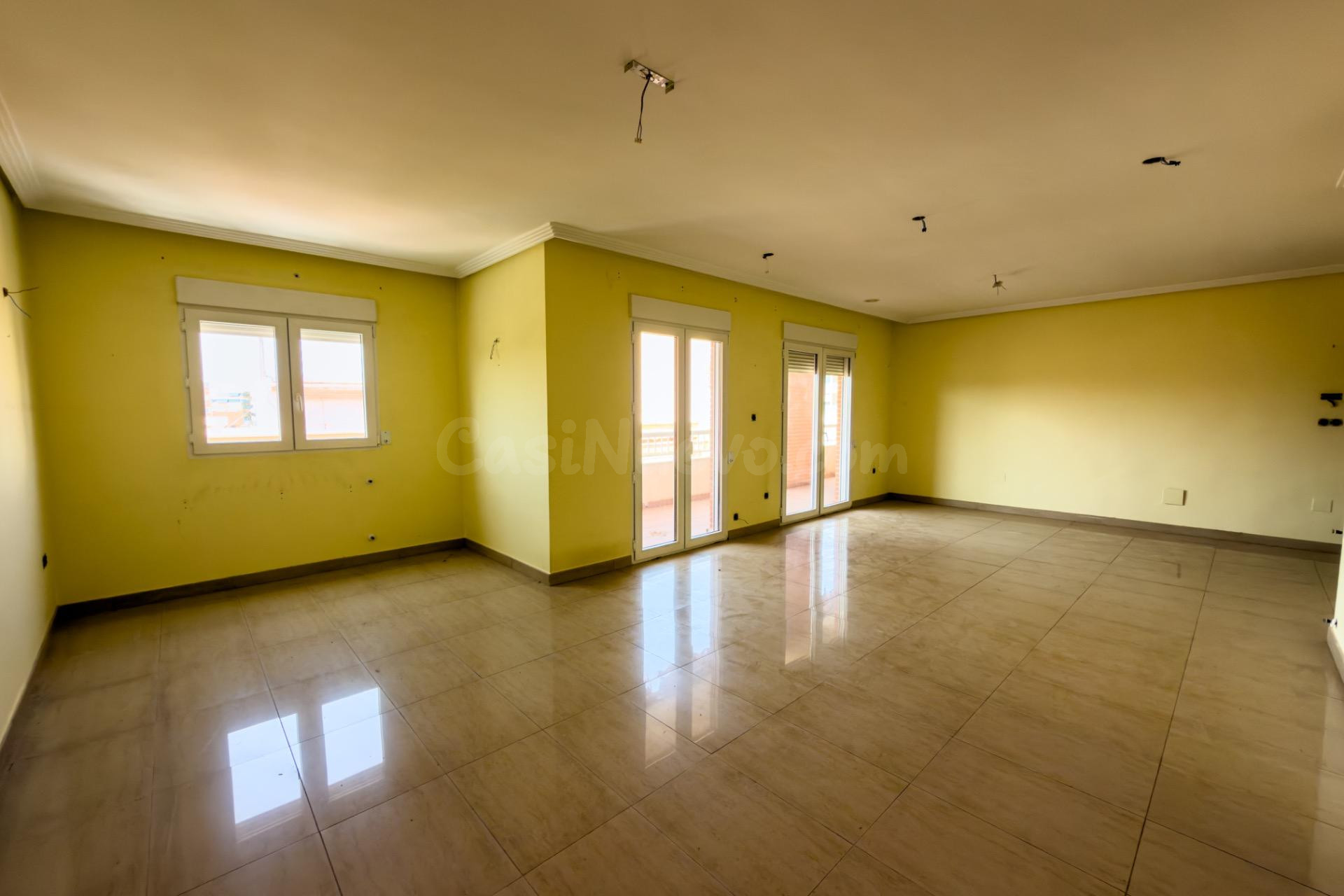 Amplio piso con terraza y garaje junto al Acequión