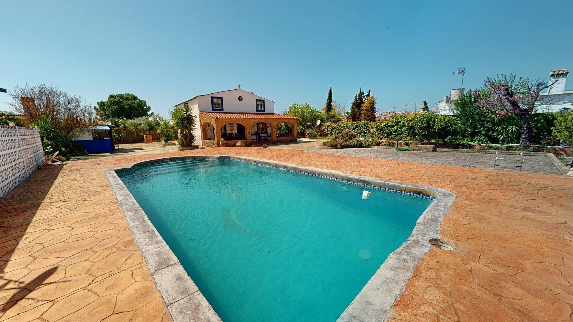 PARCELA INDEPENDIENTE DE 1.490 m2 CON VIVIENDA, PISCINA Y ZO