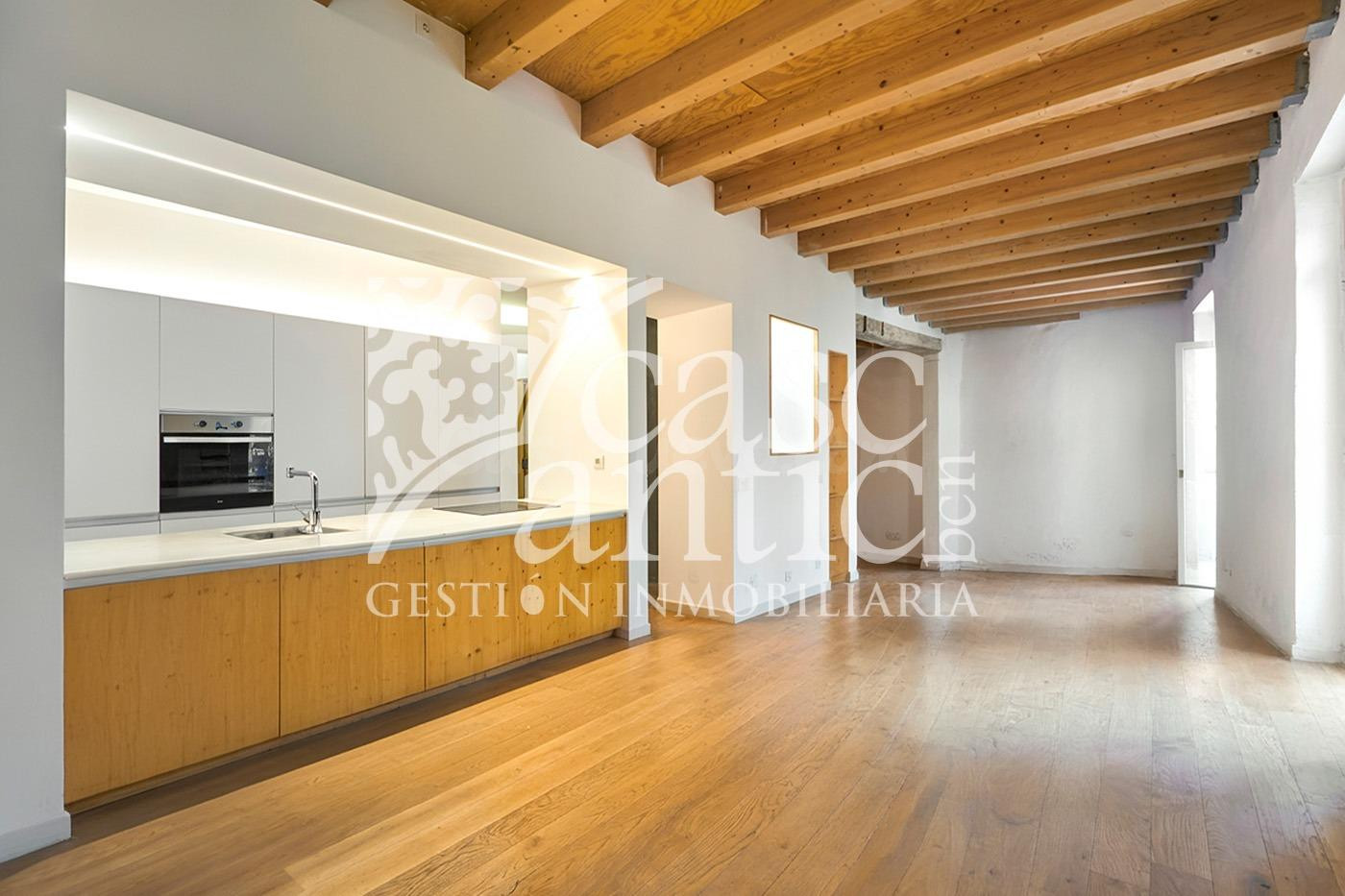 Exclusivo Piso Reformado en el Corazón de Barcelona: Estilo y Confort a Tu Alcance