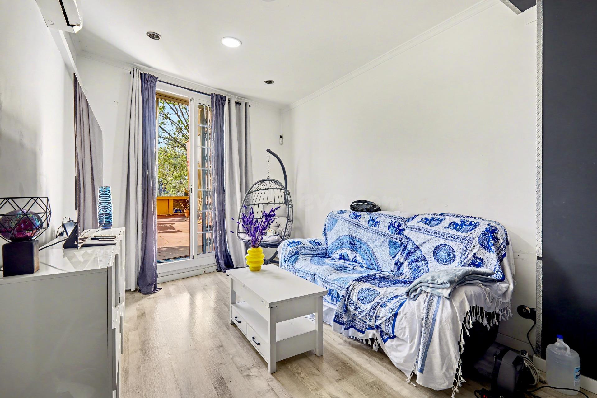Acogedor piso con terraza privada en el corazón de El Raval, Barcelona