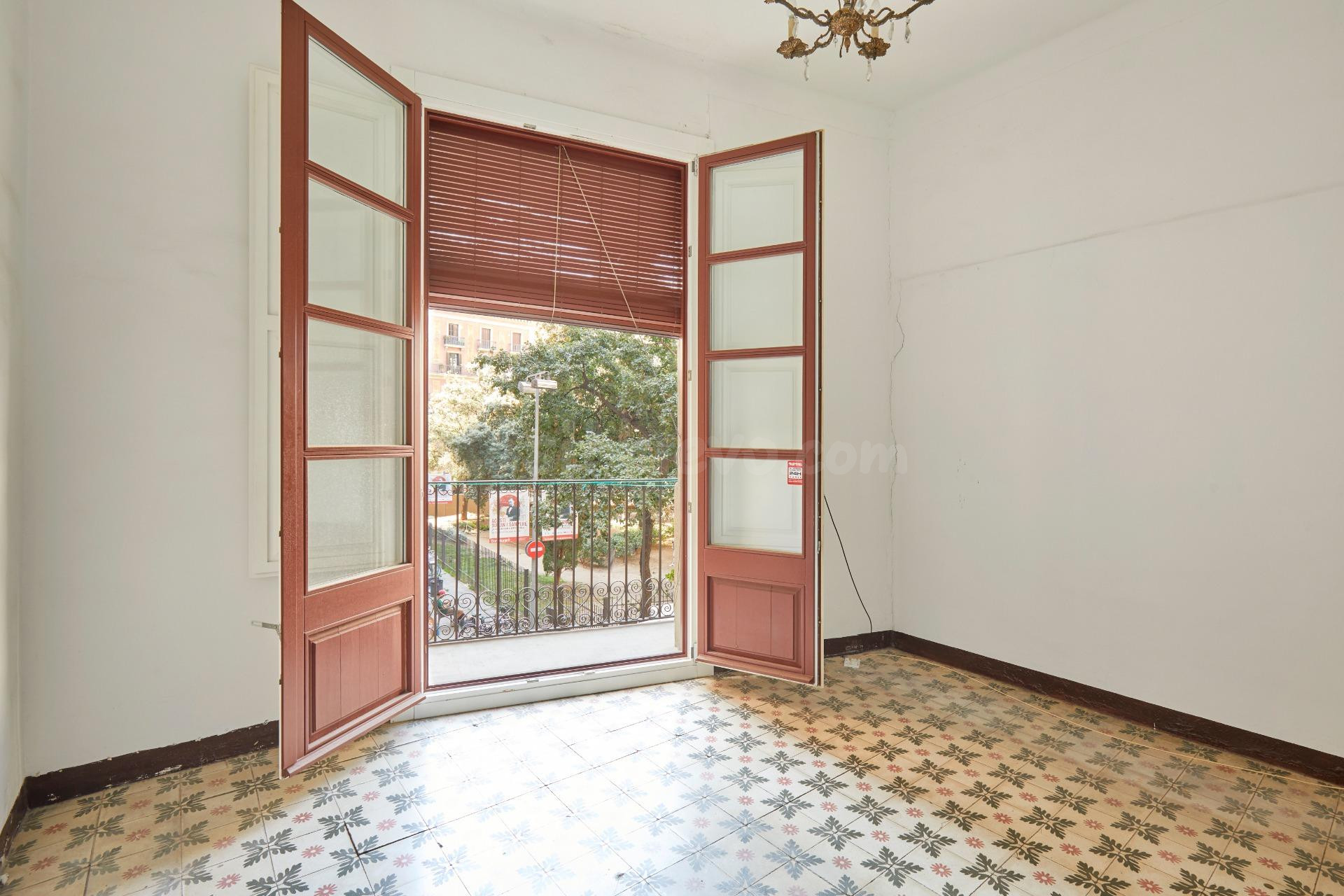 Piso Esquinero con Encanto en el Corazón de Barcelona - ¡Listo para Entrar a Vivir!