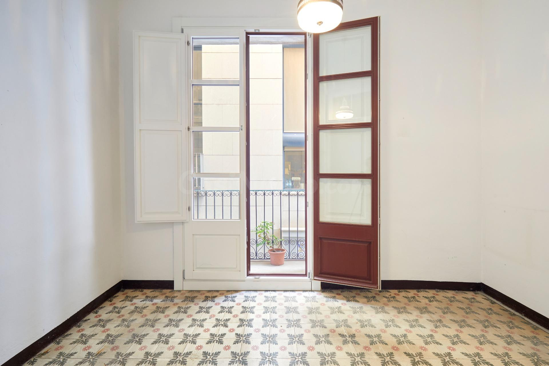 Piso Esquinero con Encanto en el Corazón de Barcelona - ¡Lis - foto 2
