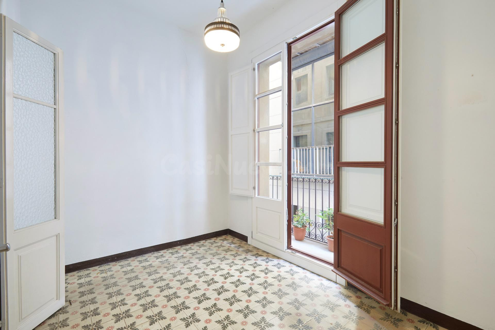 Piso Esquinero con Encanto en el Corazón de Barcelona - ¡Lis - foto 3