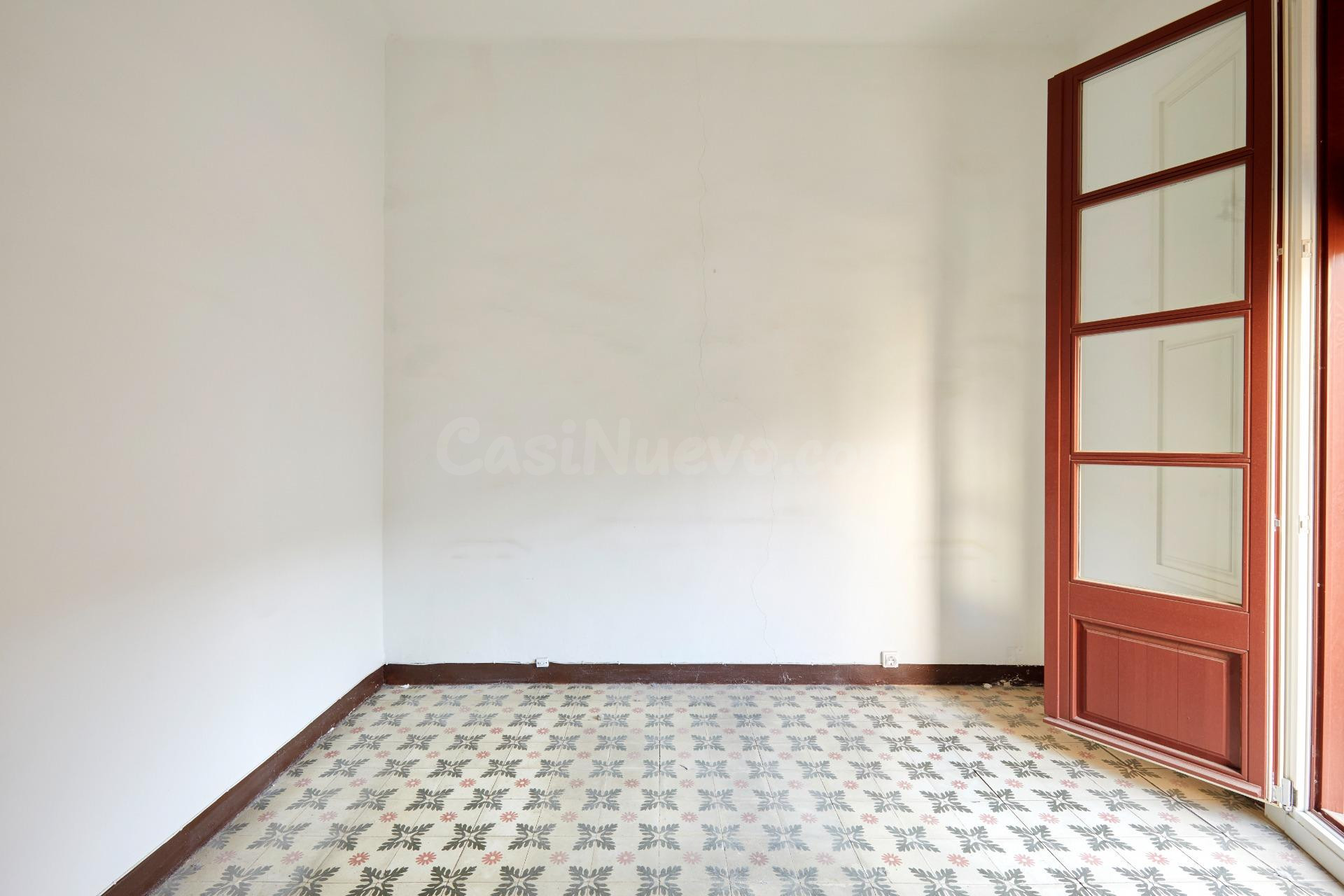 Piso Esquinero con Encanto en el Corazón de Barcelona - ¡Lis - foto 4