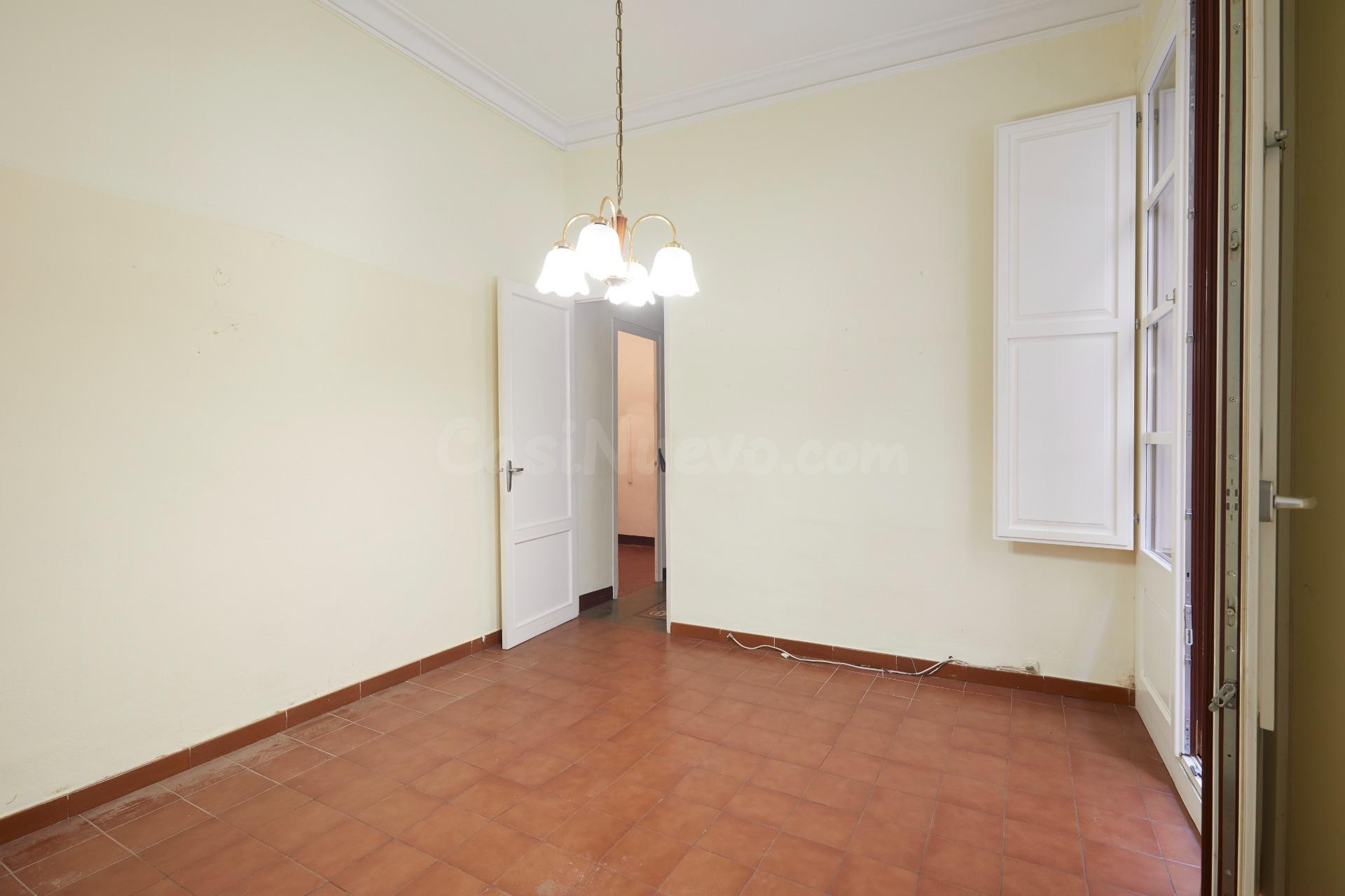 Piso Esquinero con Encanto en el Corazón de Barcelona - ¡Lis - foto 5