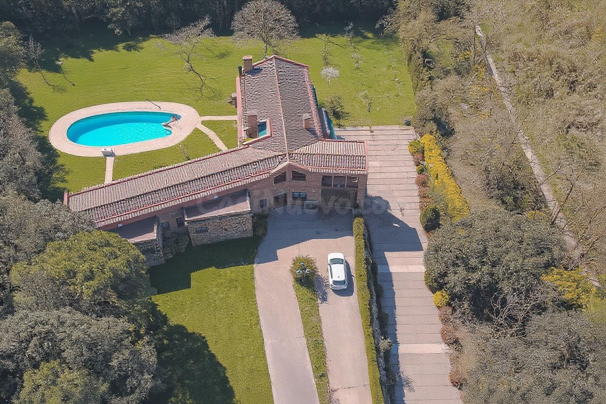 Casa independiente con gran parcela, piscina y amplios espacios polivalentes