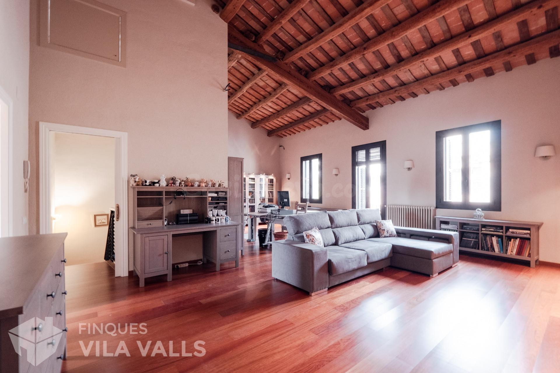 ¡Gran inversión! Casa + dos pisos + local.