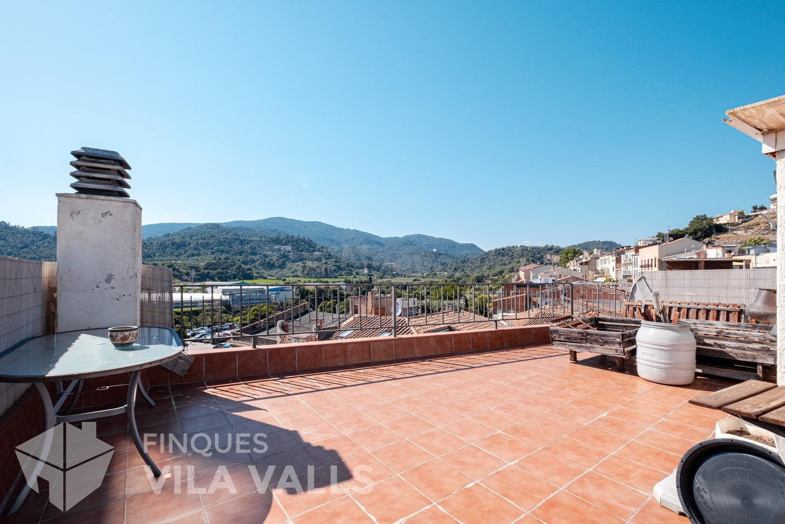 Casa de pueblo con terraza y múltiples espacios independientes