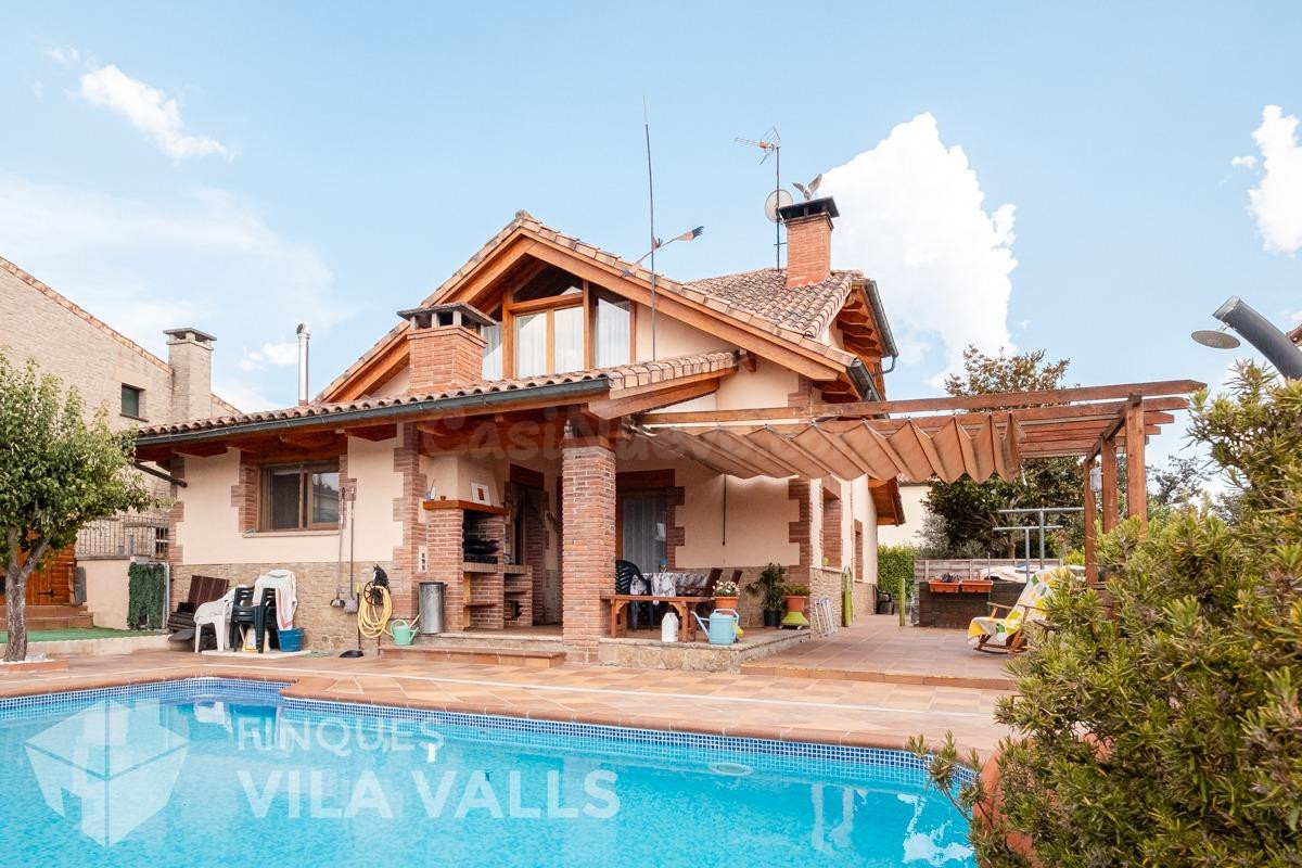 Casa independiente con piscina de agua salada, jardín y doble garaje en Castellterçol