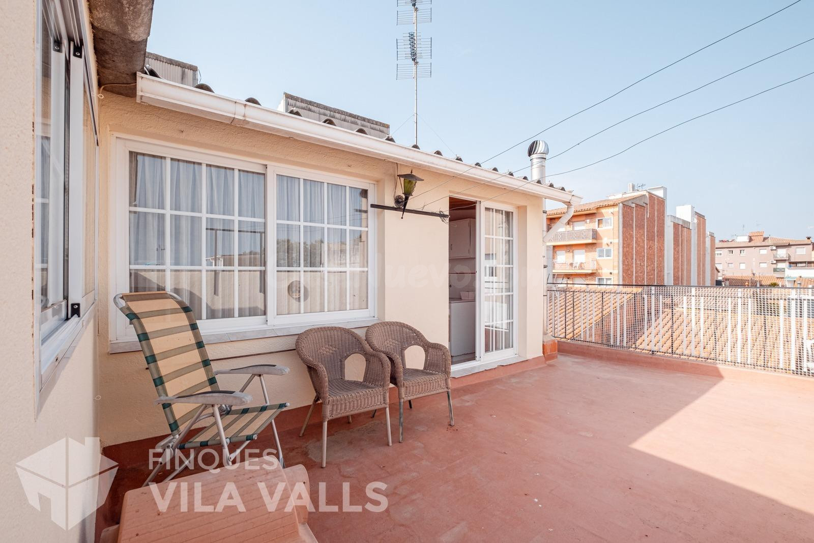 Casa con garaje para 5 coches, terraza y amplios espacios familiares